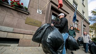 Visaginiečiai surengė piketą prie Aplinkos apsaugos ministerijos Vilniuje