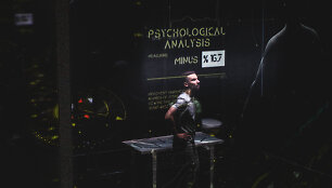 Scena i&scaron; naujojo Klaipėdos dramos teatro spektaklio &bdquo;Tinklas&ldquo;. Pagrindinis vaidmuo teko Jonui Baranauskui. 