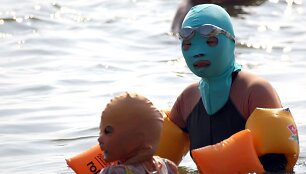 Nauja mada Kinijoje &bdquo;face-kini&ldquo; &ndash; maudymosi kaukė veidui
