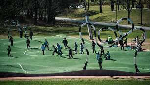 &Scaron;vedų menininko kurtas &bdquo;Puckelball&ldquo; žaidimas &ndash; metafora į gyvenimo primetamas žaidimo taisykles