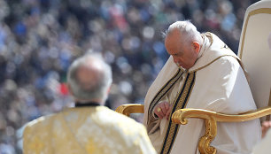 Rusija džiūgauja, o Vatikanas bando suktis iš nemalonios padėties