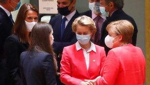 Ursula von der Leyen (centre) ir Angela Merkel (dešinėje)