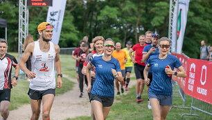 100 km bekelės taką aplink Vilnių i&scaron;bandė ir olimpiečiai: Brigita Virbalytė (viduryje) bei Vaida Žūsinaitė.