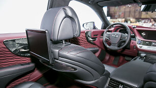 Naujas &bdquo;Lexus LS 500 h&ldquo; modelis buvo pristatytas 2017-ųjų Ženevos automobilių parodoje