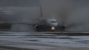 Vilniaus oro uoste nuo tako nuslydo lėktuvas