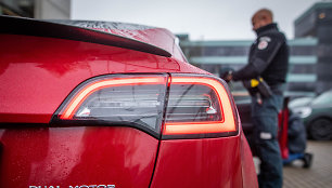 Lietuvos kelių policijos tarnybai perduotas automobilis TESLA