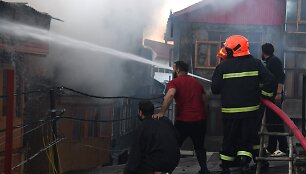 Ugniagesiai gesina gaisrą / Basit Zargar / ZUMAPRESS.com