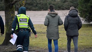 Šiaulių policija drausmino per pertraukas rūkančius paauglius