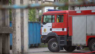 Gaisras Vievio pakraštyje : liepsnojo automobilių dalių angaras