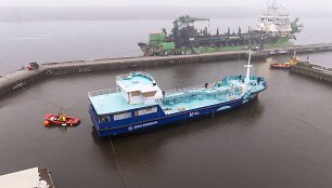 Į vandenį įleistas žaliuoju vandeniliu ir elektra varomas laivas.