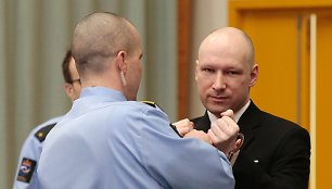Norvegijoje į teismo posėdį atvykęs ekstremistas Breivikas pademonstravo nacių pasisveikinimą