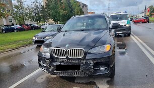 Bylos įkalčiai: BMW po eismo įvykio