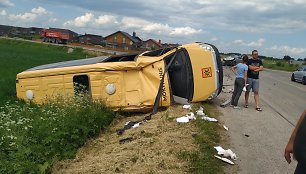 „Lexus“ ir mokyklinio autobuso avarija Poderiškiuose