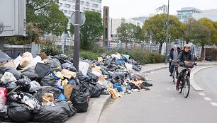 Paryžiaus gatvės užverstos &scaron;iuk&scaron;lėmis.
