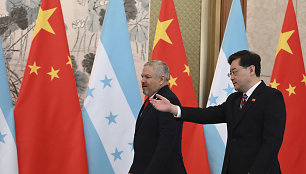 Kinijos užsienio reikalų ministras Qin Gangas (dešinėje) rodo kelią Hondūro užsienio reikalų ministrui Eduardo Enrique Reina Garciai