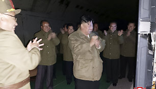 Kim Jong Unas stebi raketos paleidimą.