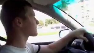 Kelių gaidelis lekia su &bdquo;Audi&ldquo;