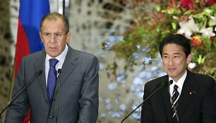 Japonijos užsienio reikalų ministras Fumio Kishida ir Rusijos diplomatijos vadovas Sergejus Lavrovas 