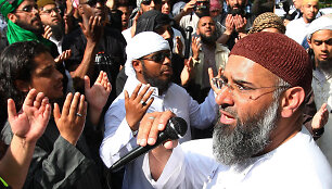 Anjemas Choudary (de&scaron;inėje) su savo &scaron;alininkais
