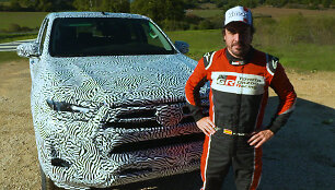 Fernando Alonso i&scaron;bandė &bdquo;Toyota Hilux&ldquo;