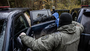 Pasieniečiai &scaron;alia Piesčių kaimo (Varėnos r.) į tarnybinius automobilius sodina migrantus 