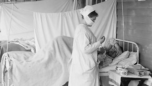 „Ispaniškasis gripas“ Lietuvoje pasirodė jau 1918 m. vasarą. Naujuoju gripu sergantis ligonis JAV, Vašingtone, 1918 m.
