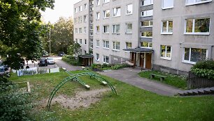 Vaikų žaidimo aik&scaron;telė prie daugiabučio Architektų gatvėje
