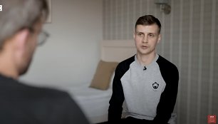 Rusijos karinių oro pajėgų leitenantas Dmitrijus Mišovas duoda interviu Vilniuje