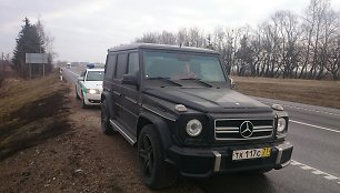 Sulaikytas kelių erelis prie „Mercedes GL“ vairo