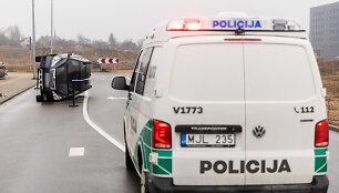 Vikingų gatvėje apvirtęs automobilis