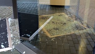 Nusikaltėliai i&scaron;daužė pagrindinių durų stiklą