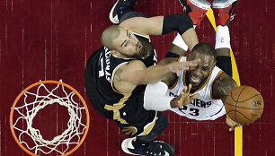 Jonas Valančiūnas ir LeBronas Jamesas