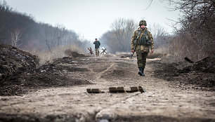 Ukrainos kariai patruliuoja kaime šalia Marjinkos