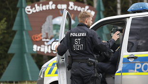 Vokietijoje peiliu ginkluotas vyras subadė du žmones, užpuolikas nušautas