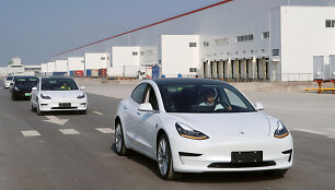 &bdquo;Tesla&ldquo; perdavė darbuotojams pirmuosius &Scaron;anchajaus gamykloje pagamintus elektromobilius