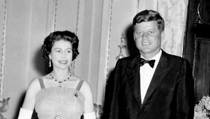 Johnas Kennedy su karaliene Elizabeth II