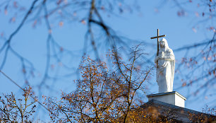 Sugrąžintos skulptūros ant Vilniaus evangelikų reformatų bažnyčios stogo