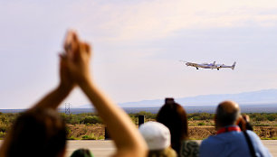 „Virgin Galactic“ pradėjo pirmuosius komercinius skrydžius į kosmosą