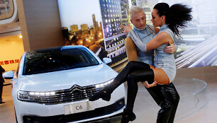 Pekino automobilių parodą puo&scaron;ia merginos