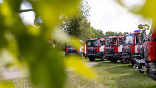 Prie&scaron;gaisrinės apsaugos ir gelbėjimo departamentas pristatė 20 naujų vidutinės klasės automobilinių cisternų.