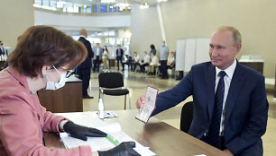 V.Putinas balsavo referendume