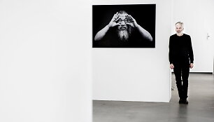 Jensas Faurschou stovi prie Ai Weiwei nuotraukos