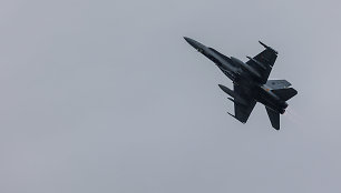 NATO naikintuvai lydėjo vieną Rusijos karinį orlaivį
