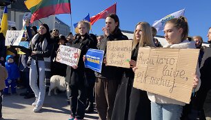 Klaipėdiečiai sekmadienio popietę rinkosi prie Rusijos konsulato, kur i&scaron;rei&scaron;kė savo poziciją dėl karinių veiksmų Ukrainoje.
