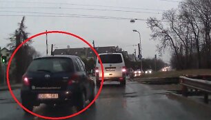 &bdquo;Toyota Yaris&ldquo; lenkia pervažoje