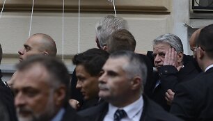 Vienas kiau&scaron;inis pataikė  Vokietijos prezidentui Joachimui Gauckui į smilkinį.