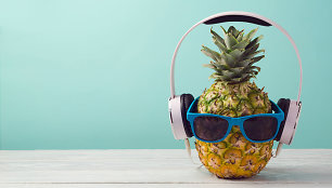 Ananasas, kuris klausosi muzikos