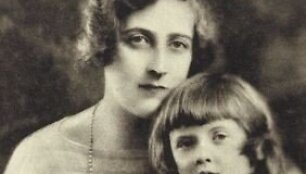 Agatha Christie su dukra Rosalind. Tai viena i&scaron; nuotraukų, kuri buvo plačiai skelbiama paie&scaron;kos metu.
