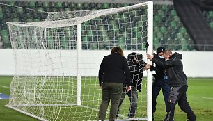 Prieš rungtynes Sankt Galeno stadione Šveicarijoje buvo keičiami vartai.