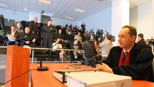 Riau&scaron;ių bylos nagrinėjimas